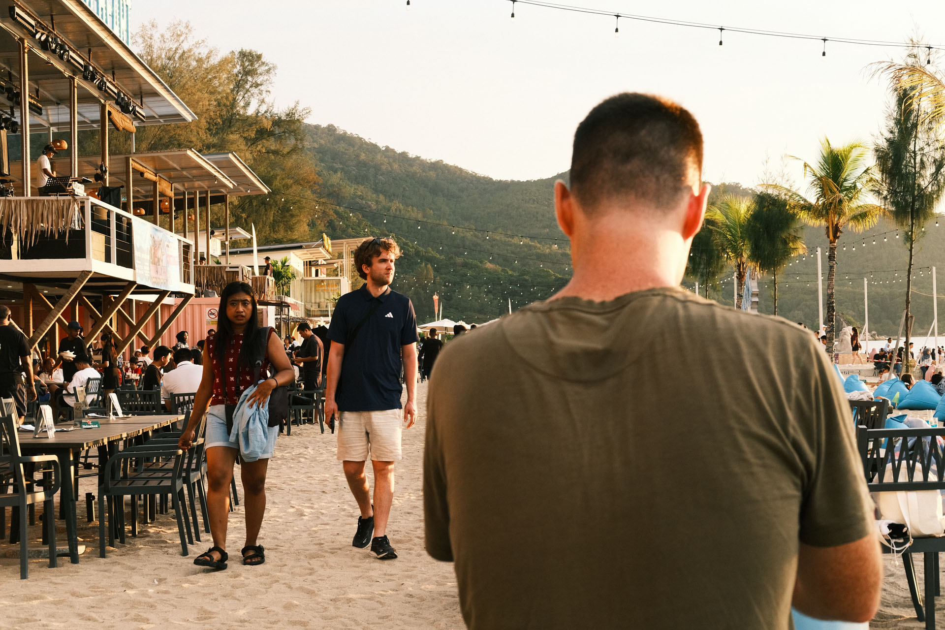 Kodak Ultramax 400 - Best Film Recipes For Summer - A couple walking by the beach during sunset