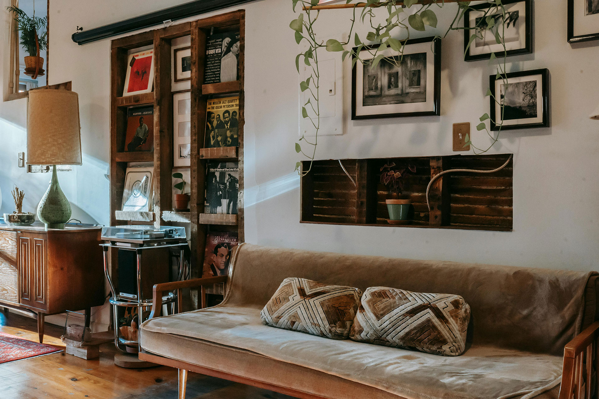 Living Room With Vinyl Record Storage - How To Store Vinyl Records Vertically