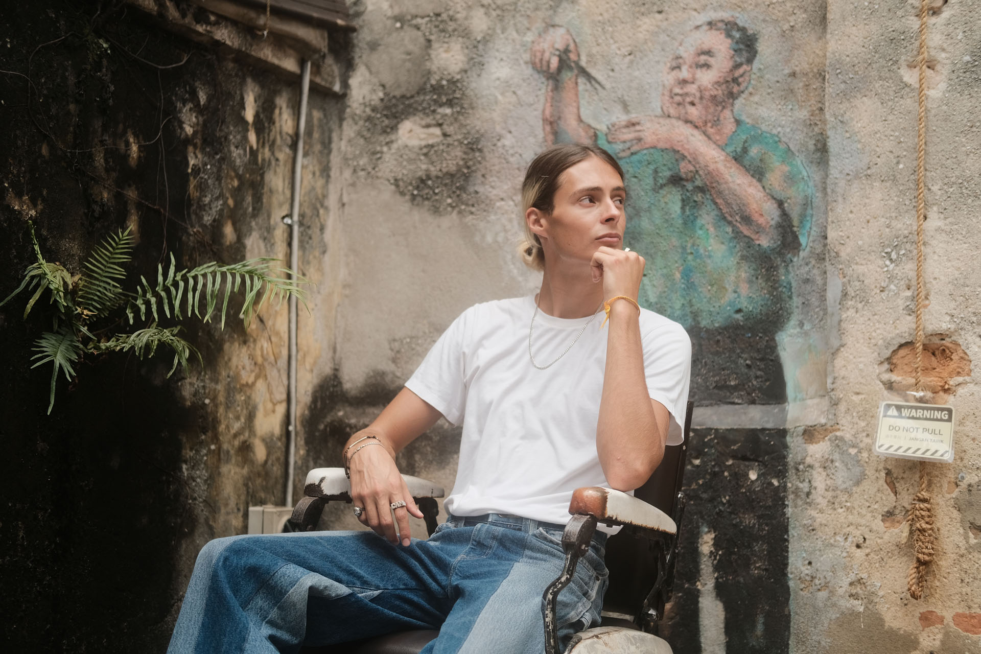 Hand-to-chin thoughtful pose for men’s portraits